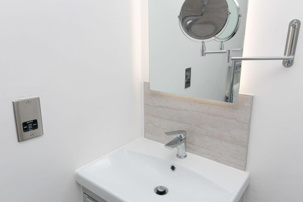 Stunning 2 Bedroom Apartment In Wallasey Exterior foto